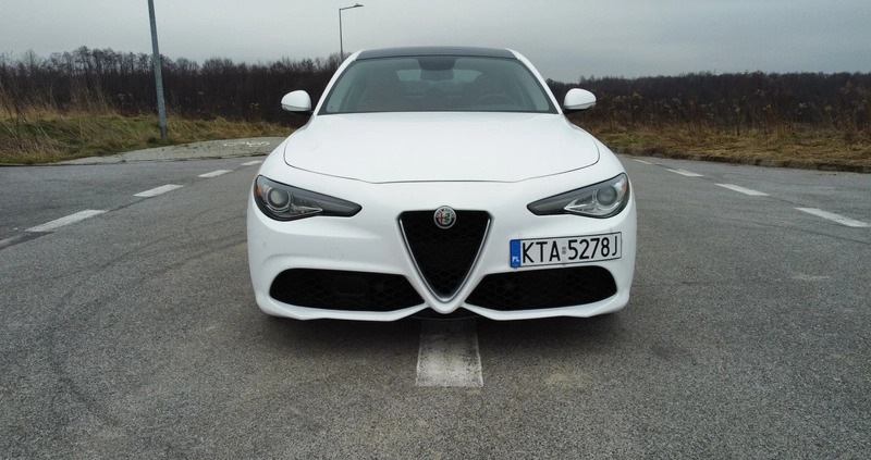 Alfa Romeo Giulia cena 120000 przebieg: 62000, rok produkcji 2018 z Zdzieszowice małe 154